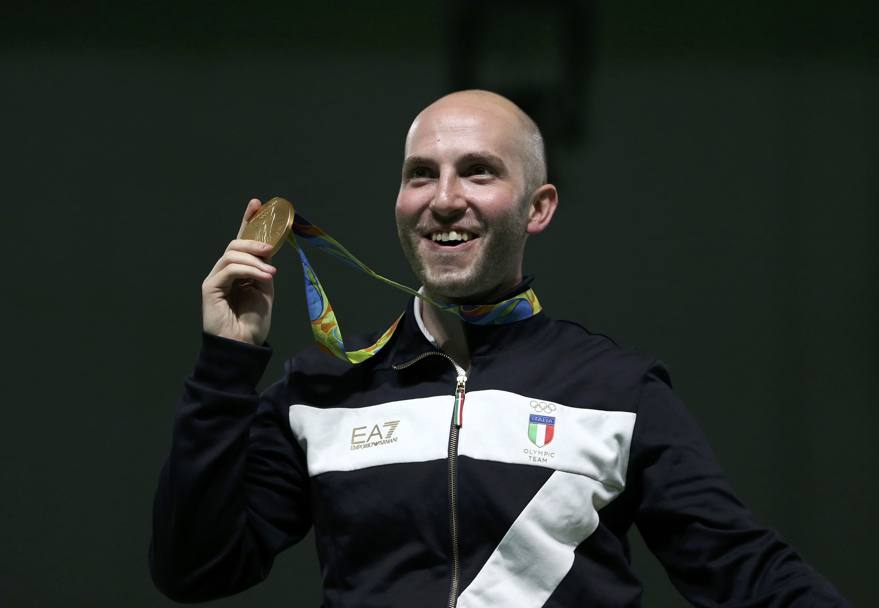 Sorride, Campriani, col suo secondo oro sul podio. Reuters